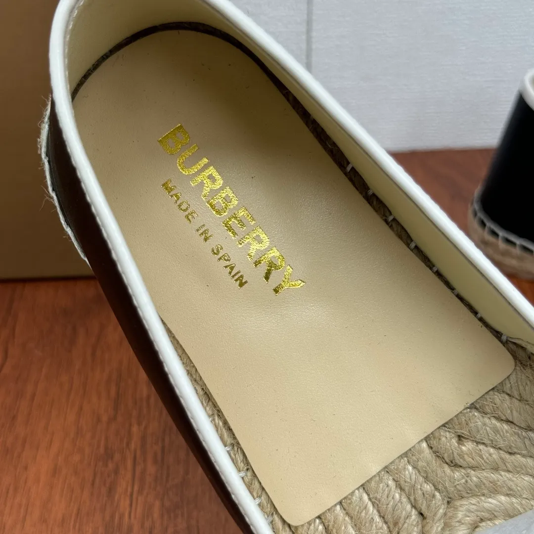 Batch 600 Burberry/Burberry new summer men's embroidered straw fisherman shoes, cool slip-on straw shoes! Encounter British fashion with Burberry espadrilles, a perfect blend of classic and fashionable. The unique printing on the upper is a manifestation of the brand's style. Every color and every pattern tells the story of England. Straw soles bring a natural texture, comfortable and chic. Whether you are strolling in the city streets or heading to the beach for vacation, it can add elegance and charm to you, easily become the center of attention, and start your own fashion journey. Classic knitted canvas upper, with thin calfskin lining suitable for summer, straw lining, genuine leather patch at the bottom of the heel, hemming technology, and Mark stitching details! Anti-slip rubber bottom layer, integrated injection molding of large LOGO letters and badges, multiple colors and styles to choose from, complete package! Size: 39-40-41-42-43-44 Normal size Item number: 2025-5 Printing black and gray